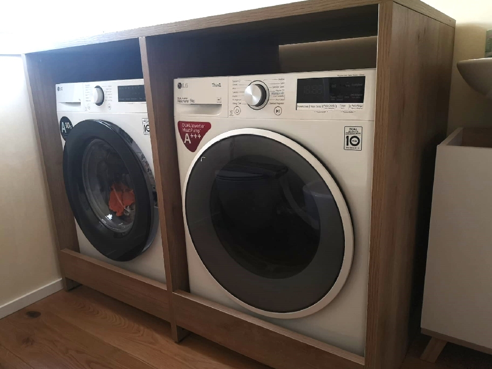 Base lavatrice e asciugatrice a giorno configurata su misura in Rovere Naturale